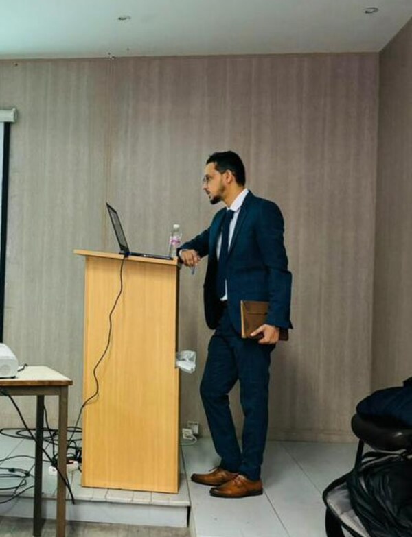 Dr. Mohamed El Ghaly Beheitt présentant ses travaux de recherche en IA